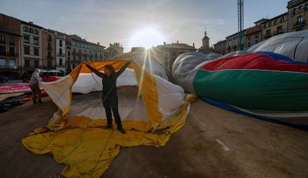 Al salir el sol entre las casas de la Plaça del Mercat con el globo extendido.