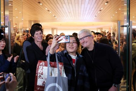 El presidente de Apple, Tim Cook, en la apertura de una tienda de Apple en Shangai&nbsp;