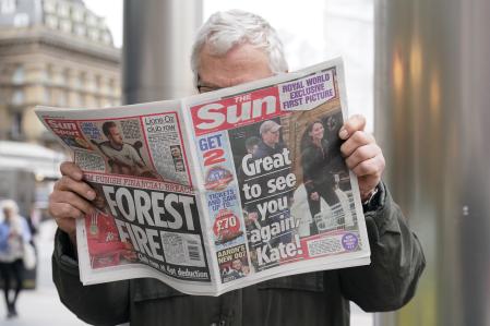 Un ciudadano sostiene uno de los tabloides ingleses