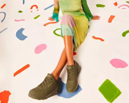 Una mujer con zapatillas Skechers