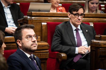 El president catalán, Pere Aragonès, y el líder del PSC en el Parlament, Salvador Illa