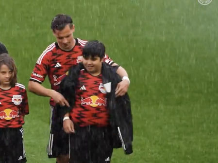 El delantero belga Dante Vanzeir fue el primero en iniciar el gesto