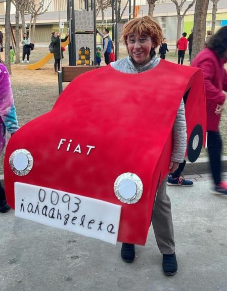 Una mujer, con un disfraz del Fiat 500 de la iaia Angeleta en el carnaval de Roda de Ter&nbsp;
