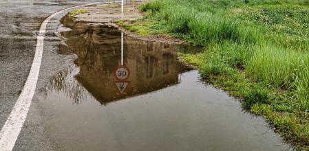 Lluvia, charcos y campos verdes en Sentfores.