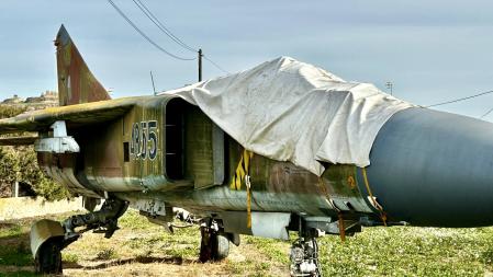 Avión de combate expuesto en Sant Pere dels Arquells.