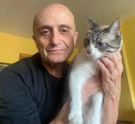 El actor, ganador del premio MAX y protagonista de la longeva serie 'Aída', nos confiesa que el nombre de sus gatas tuvo que ver con dos de los personajes que interpretó su pareja, la actriz Elena González