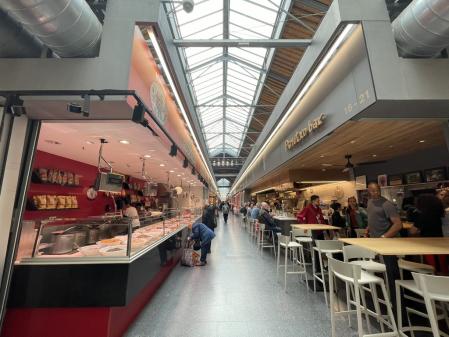 A la derecha de la fotografía, aparece el Pinotxo bar, que antes era un establecimiento emblemático del Mercat de la Boqueria de Barcelona.