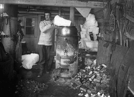 El segundo ingeniero Max van Rysselberghe funde nieve para obtener agua potable bajo el refugio construido en el centro del barco.