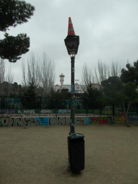 Farola con un sombrero de cono.