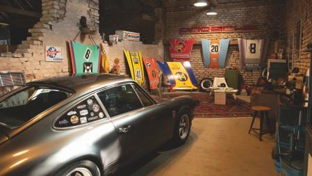 Aficionado al automovilismo histórico y a los Porsche clásicos refrigerados por aire, Clormann colecciona artículos “vintage” relacionados con el mundo del motor