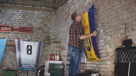 Los capós usados que son la base de sus obras los consigue de amigos, o bien los compra online o en talleres&nbsp;