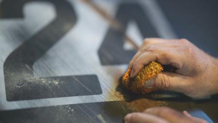 El efecto de óxido aparentemente auténtico lo logra utilizando esponjas de distintos niveles de dureza y el toque final lo consigue con un pincel&nbsp;