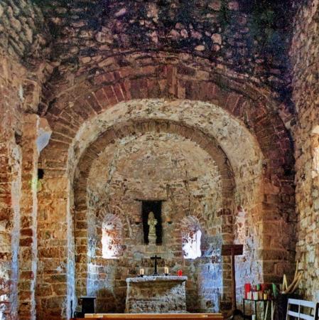 Interior de la iglesia donde hasta el altar es de piedra.