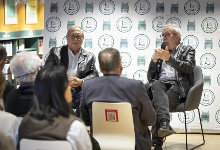 El escritor Miquel Fañanàs junto al archivista Ramon Alberch