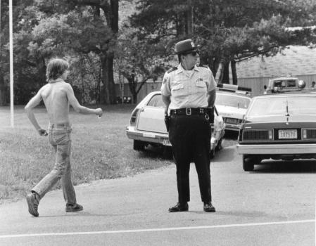 Billy Rouse se acerca a un agente de policía el mismo día del asesinato de sus padres