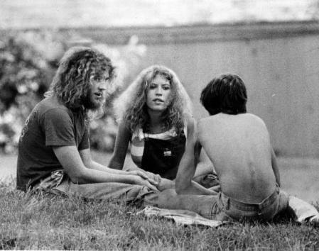 Kurt (izquierda) y Billy Rouse (derecha) charlan durante la mañana del hallazgo del cuerpo de sus padres Rouse