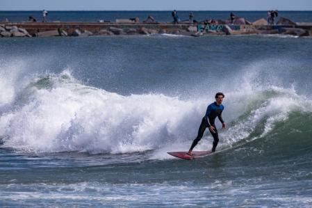 Surfista en la playa del Bogatell.