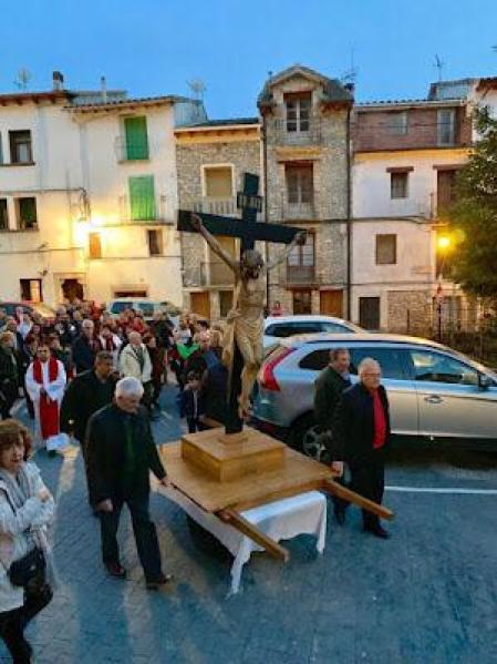 Procesión del Viernes Santo por las calles del pueblo de Campo (Huesca).