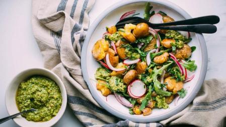 Ensalada primavera de patatas crunchy con pesto de guisantes: cómo preparar esta sabrosa receta