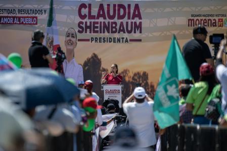 MEX2507. PESQUERIA (MEXICO), 21/03/2024.- La candidata presidencial por el Movimiento de Regeneración Nacional (Morena), Claudia Sheinbaum, habla durante un acto público este jueves en el municipio de Pesquería (México). La candidata presidencial del oficialismo mexicano, Claudia Sheinbaum, rechazó este jueves el autoritarismo como vía para combatir la inseguridad del país e instó a impulsar una política de cero impunidad, de atención a las causas y de un poder judicial que funcione. EFE/Miguel Sierra.