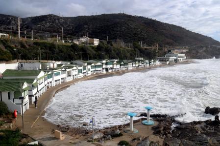 Las aguas llegaron hasta las típicas casetas de la playa del Garraf de Sitges