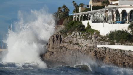 Oleaje provocado por 'Nelson' en la playa de Les Casetes de Garraf.