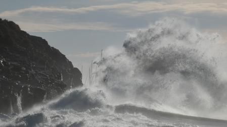 Oleaje provocado por 'Nelson' en la playa de Les Casetes de Garraf.
