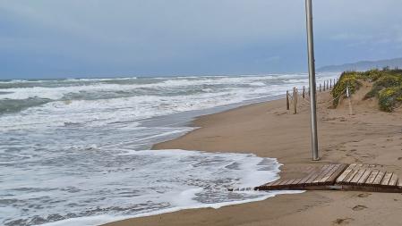 Afectación en la playa de Gavà por el paso de 'Nelson'.