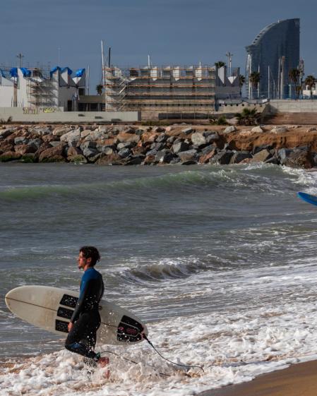 Adrián entrando al agua.