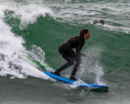 Ángela encima de la tabla.