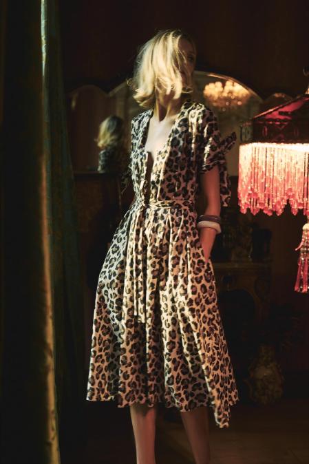 Vestido camisero de estampado leopardo de Zara