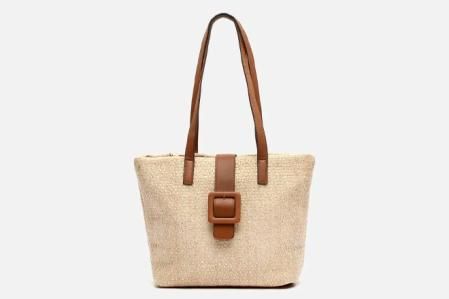 Bolso shopper grande efecto rafia, 27,99 euros.