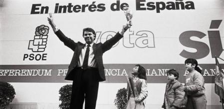 Felipe Gonzalez, rodeado de niños, en un acto de campaña en favor del sí después de superar el “De entrada, no”