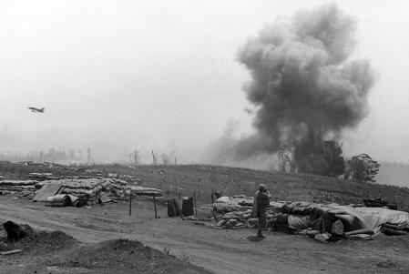 Bombardeos estadounidenses cerca del perímetro de Khe Sanh.