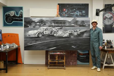 Manu Campa, en su estudio en El Pardo, junto a uno de sus lienzos de gran formato.