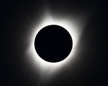 En la fase de totalidad del eclipse, la corona solar puede ser percibida sin dificultad