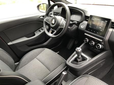 El tacto y la ergonomía general es buena en el interior, quizás no tanto el pomo de la palanca de cambios manual, muy grueso y rugoso&nbsp;