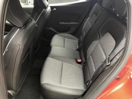 Las plazas traseras, sin ser particularmente espaciosas o amplias, son suficientes&nbsp;