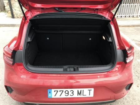 El maletero ofrece unos buenos 340 litros en esta versión, mientras que en el híbrido se queda en unos insuficientes 254 litros