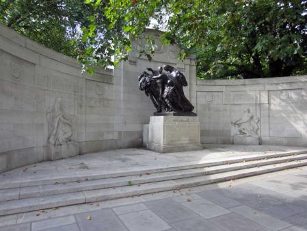 El Belgian Refugees Memorial, en el Victoria Embankment, Londres. Obsequio de Bélgica al Reino Unido por su ayuda a los refugiados en la Primera Guerra Mundial