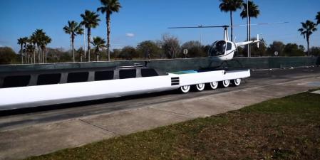 Un helicóptero, aterrizando sobre la pista de la trasera de 'The American Dream'&nbsp;