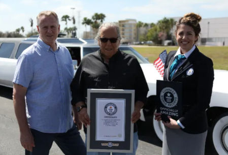 Michael Manning (izquierda) y Michael Dezer (centro) reciben el récord Guinness por el automóvil más largo del mundo.