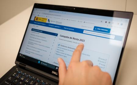 Un contribuyente navegando por la sede electrónica de la Agencia Tributaria