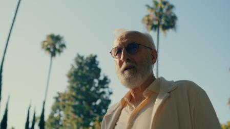 James Cromwell, un productor de Hollywood que quiere encontrar a su nieta desaparecida.