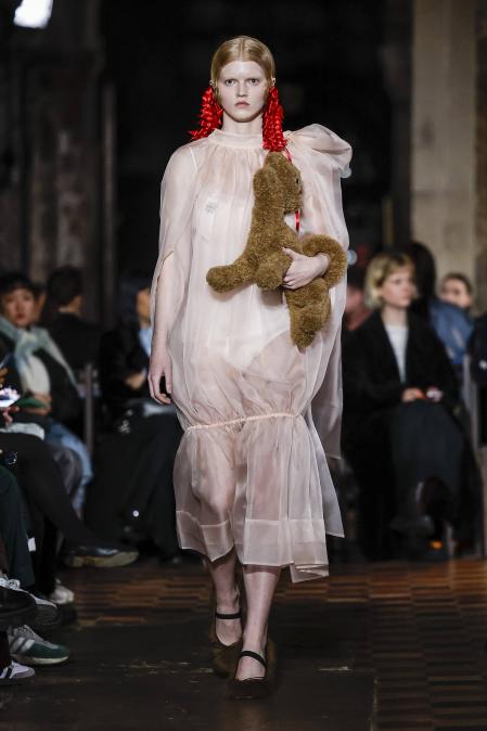 Aire infantil en la pasarela de Simone Rocha con una modelo que lleva un bolso en forma de peluche