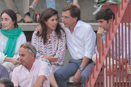 El politico Jose Luis Martinez Almeida y Teresa Urquijo durante la feria taurina de Colmenar Viejo