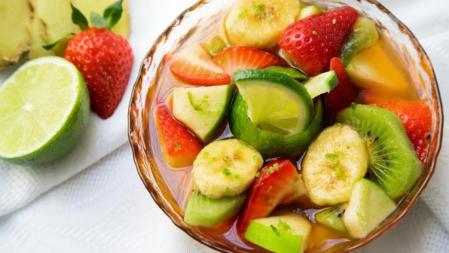 Receta fácil de macedonia de frutas con lima y jengibre