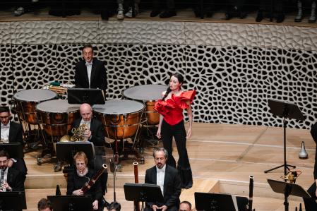 Fleur Barron tuvo que competir con el volumen de la percusión, situada al fondo del escenario de la Elbphilharmonie, una sala en las que los 2.200 asistentes rodean el escenario a un máximo de 30 metros de distancia