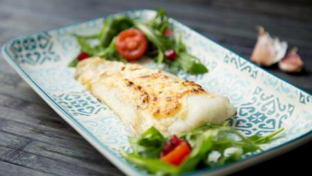 Prepara esta sabrosa merluza al horno con alioli gratinado