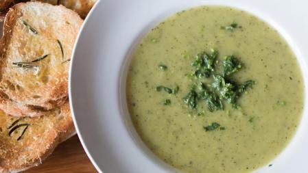 Cómo preparar esta saludable crema de calabacín con hinojo